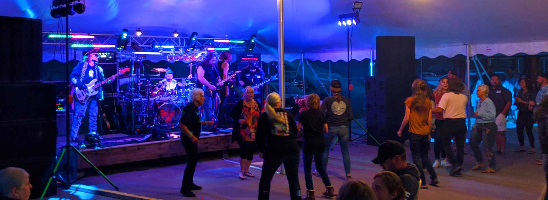 Live entertainment at Hoozels at The Lakes